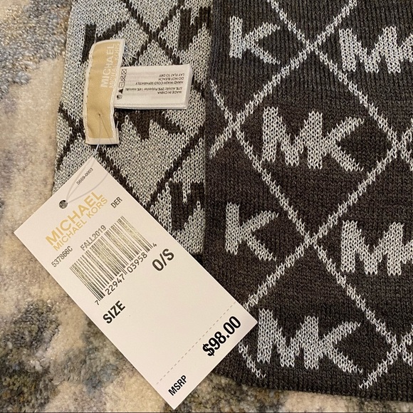 Michael Kors Scarf Hat Gift Set - Picture 9 of 9